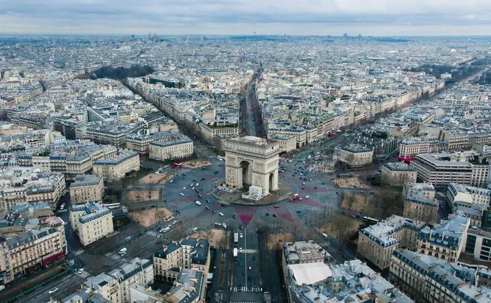 Vista aérea del Arco del Triunfo y las avenidas de la Plaza de la Estrella.
