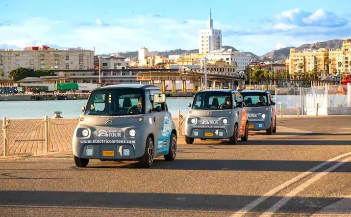 Tour de coches eléctricos compactos por el Muelle Uno en el Puerto de Málaga.