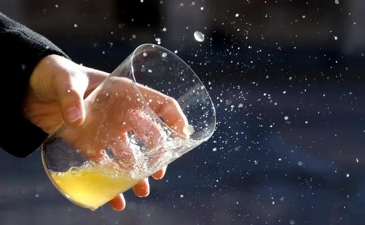 Hombre escanciando culín de sidra en el tour gastronómico de sidra y quesos por Gijón