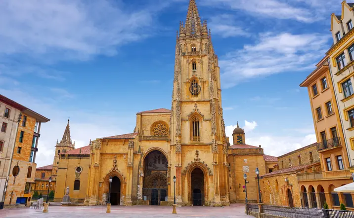 Visita guiada por Oviedo con cata de quesos y espicha asturiana opcional
